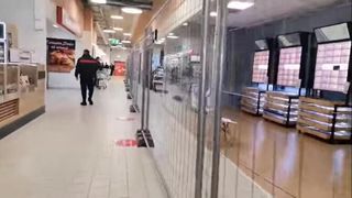 Vaccinații și nevaccinații separați printr-un gard metalic într-un supermarket  din Brașov și Râmnicu Sărat