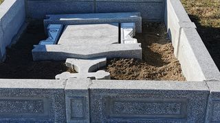 FOTO- Cimitirul din Zărneşti, ținta vadalismelor. Mai multe monumente, cruci şi plăci memoriale au fost distruse și dăr&acirc;mate