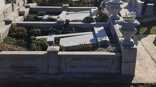 FOTO- Cimitirul din Zărneşti, ținta vadalismelor. Mai multe monumente, cruci şi plăci memoriale au fost distruse și dăr&acirc;mate