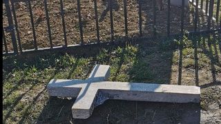 FOTO- Cimitirul din Zărneşti, ținta vadalismelor. Mai multe monumente, cruci şi plăci memoriale au fost distruse și dăr&acirc;mate