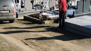 FOTO- Cimitirul din Zărneşti, ținta vadalismelor. Mai multe monumente, cruci şi plăci memoriale au fost distruse și dăr&acirc;mate