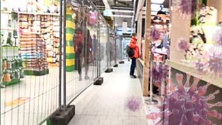 VIDEO | Măsură fără precedent luată pentru nevaccinați de către un mare lanț de magazine: persoanele care nu s-au imunizat sunt despărțite de un gard metalic de cei care au certificatul verde