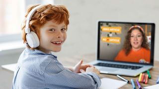 O școală online de limba engleză pentru copii folosește tehnologie de ultimă oră pentru a reda 1.100 de lecții simultan