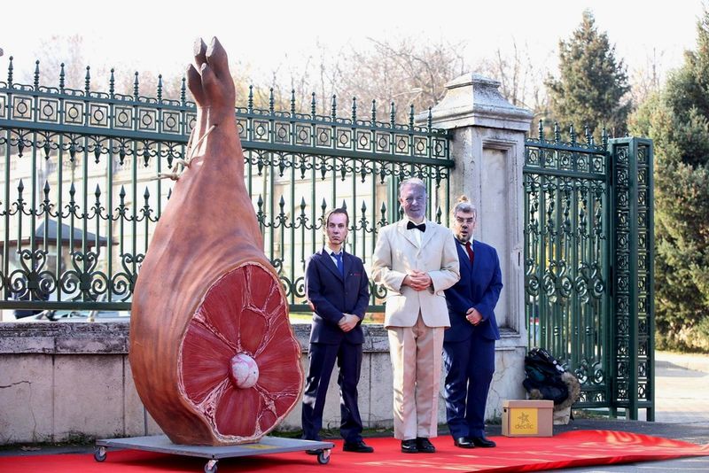 Protest în fața Parlamentului. Protestatarii au adus un ciolan și purtau măști cu politicienilor: „Parlamentari, nu giraţi lupta pe ciolan: nu votaţi premier PNL-PSD-UDMR!”