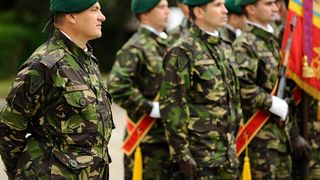 Noul Guvern schimbă legea serviciului militar. Armata ar putea recruta tineri, pe solde de peste 3.000 lei net