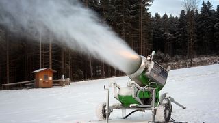 Tunurile de zăpadă, puse &icirc;n funcțiune pe p&acirc;rtiile din stațiunile montane din Rom&acirc;nia