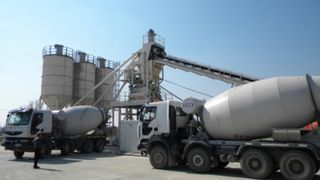 Un șofer rom&acirc;n a &icirc;mprăștiat beton peste 25 de mașini, &icirc;n Austria