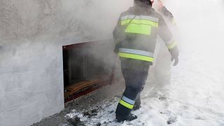 Patru locuinţe au ars în urma unui incendiu izbucnit în comuna Codăeşti. Un bărbat a fost găsit decedat în subsolul unei locuințe arse