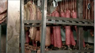 VIDEO | Rom&acirc;nii iubesc aşa mult m&acirc;ncarea tradiţională &icirc;nc&acirc;t primesc pachete de acasă şi la mii de kilometri depărtare&nbsp;