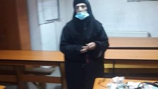 Un tânăr din Bacău care și-a dorit să facă bani rapid s-a deghizat în măicuță și a început să cerșească. Cum l-au prins polițiștii