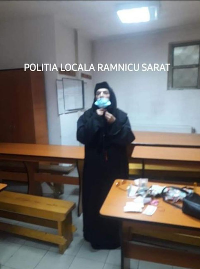 Un tânăr din Bacău care și-a dorit să facă bani rapid s-a deghizat în măicuță și a început să cerșească. Cum l-au prins polițiștii