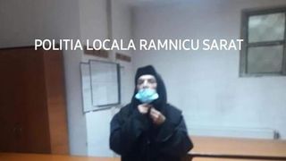 Un tânăr din Bacău care și-a dorit să facă bani rapid s-a deghizat în măicuță și a început să cerșească. Cum l-au prins polițiștii
