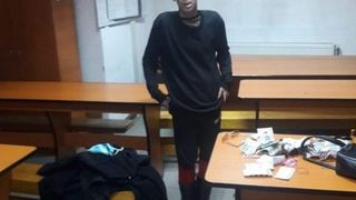 Un tânăr din Bacău care și-a dorit să facă bani rapid s-a deghizat în măicuță și a început să cerșească. Cum l-au prins polițiștii