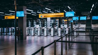 Alertă în Olanda! 61 de persoane revenite din Africa de Sud au fost testate pozitiv.