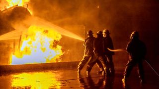 Incendiu &icirc;n Scheii Braşovului. Trei case au fost cuprinse de flăcări