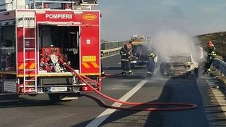 Un autoturism a fost cuprins de flăcări pe autostrada Timişoara - Lugoj