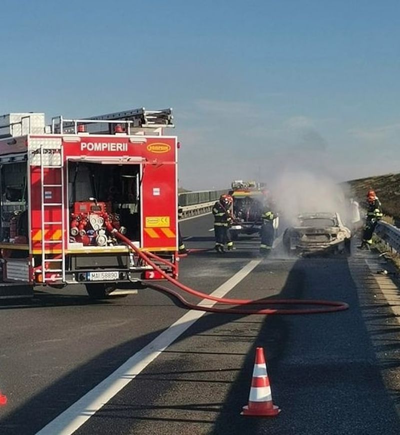 Un autoturism a fost cuprins de flăcări pe autostrada Timişoara - Lugoj