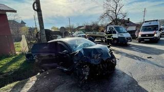 Accident grav &icirc;ntre două autoturisme &icirc;n care se aflau şapte persoane, printre care şi trei minori