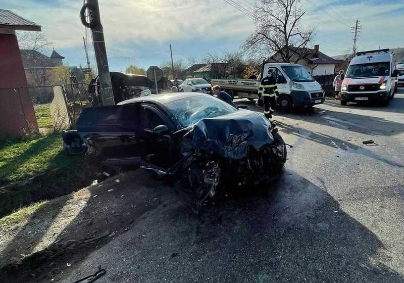 Accident grav între două autoturisme în care se aflau şapte persoane, printre care şi trei minori
