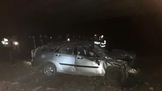 Mașină răsturnată de pe un pod, la Suceava. O persoană a murit pe loc