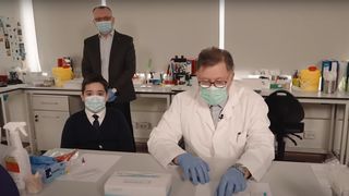 Cum se fac testele de salivă în școli. Miniștrii Alexandru Rafila și Sorin Cîmpeanu, demonstrație video