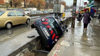 O autospecială a Jandarmeriei s-a răsturnat &icirc;ntr-un șanț nesemnalizat de pe Șoseaua Fundeni din București