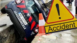 VIDEO | O autospecială a Jandarmeriei s-a răsturnat într-un șanț nesemnalizat de pe Șoseaua Fundeni din București