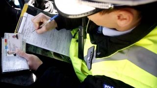 Un șofer prins băut a încercat să îi mituiască pe polițiștii de la Rutieră cu o sumă record: 8.000 de lei!