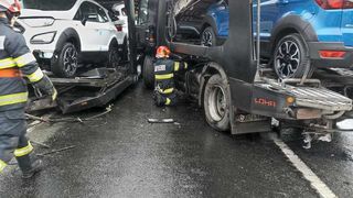 Accident rutier cu două TIR-uri încărcate cu maşini. Autoritățile au intervenit de urgență