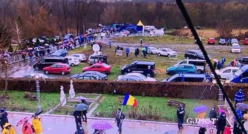 Peste 6.000 de pelerini au participat la slujba de Sfântul Andrei de la ,,Peştera Sfântului Apostol”