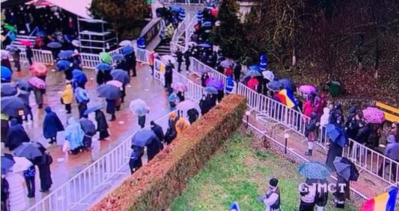 Peste 6.000 de pelerini au participat la slujba de Sfântul Andrei de la ,,Peştera Sfântului Apostol”