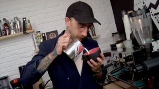 VIDEO | Cafea de specialitate preparată ca la carte și atitudinea pozitivă, rețeta succesului pentru un t&acirc;năr barista&nbsp;