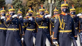 Parada militară de 1 Decembrie de la Alba Iulia. Transportoare blindate, avioane, elicoptere (VIDEO)