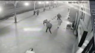 Scene violente într-o gară din Suceava: un tânăr a fost luat la bătaie de iubit pentru că l-a înșelat cu un travestit