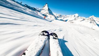 A început sezonul schi! Pe pârtia Şugaş Băi din Convasa au fost puse în funcţiune tunurile de zăpadă