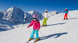 A început sezonul schi! Pe pârtia Şugaş Băi din Convasa au fost puse în funcţiune tunurile de zăpadă