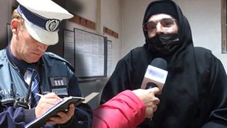 VIDEO | Nemulţumit că primea prea puţini bani, un cerşetor a schimbat tactica: s-a îmbrăcat în haine monahale...de călugăriţă