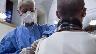 a-mers-cu-bratul-de-silicon-sa-se-vaccineze