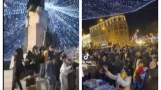 VIDEO | Soclul pe care este așezată statuia domnitorului Alexandru Ioan Cuza din centrul Iașiului s-a transformat în ring de dans pentru zeci de tineri care au încins o petrecere pe ritm de manele