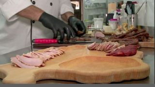 VIDEO | Turiștii care au ales să meargă în acest week-end în Ținutul Buzăului sunt răsfățați cu bucate tradiționale cum nicăieri nu mai găsești