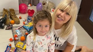 Ce a primit fiica Elenei Udrea de Moș Nicolae?! Imagini unice cu blondina alături de fiica sa
