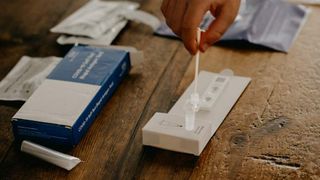 teste de salivă vândute de părinți pe net