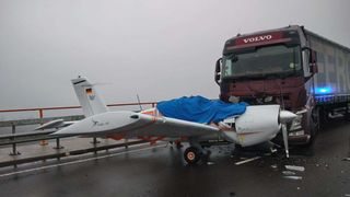 Un șofer român s-a izbit cu TIR-ul de un avion
