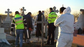 Morminte jefuite după înmormântări transmise pe Facebook. Cum au fost prinși profanatorii