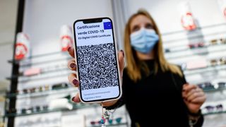 VIDEO | Prima țară din Europa care introduce "super-certificatul COVID"