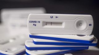 De astăzi toți oamenii care călătoresc în Marea Britanie, inclusiv cei vaccinați, trebuie să prezinte rezultatul negativ al unui test COVID făcut cu cel mult 48 de ore înainte