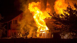 Au rămas fără adăpost în pragul sărbătorilor după ce casa le-a fost mistuită de flăcări