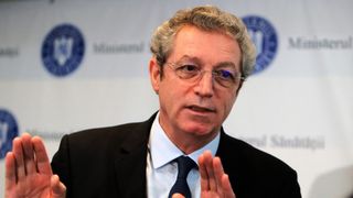 Durerea în gât, primul simptom în cazul variantei Omicron. Medicul Adrian Streinu-Cercel, avertisment pentru români după valul 4