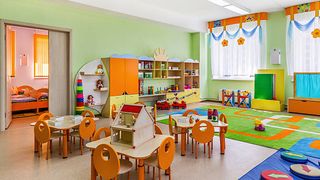 Directoarea creșelor din Ploiești și mai multe educatoare din oraș sunt acuzate că sustrăgeau din m&acirc;ncarea copiilor. Aveau locuințele pline de alimente