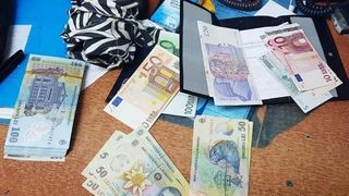 Un pensionar &icirc;n v&acirc;rstă de 70 de ani și-a uitat rucsacul cu economiile de o viață &icirc;ntr-un autobuz din Capitală. &Icirc;și luase adio de la bani, dar a avut parte de o surpriză neașteptată